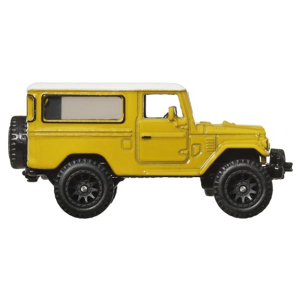 Colectia de caroserie din metal la scara 164 reproduce vehiculele preferate de fani cu anvelope reale Real Rider si grafica personalizata Fiecare model are decoratiuni speciale si ambalaje numerotate Le poti adauga pe toate in colectia ta Fiecare se vinde separat si in functie de disponibilitate Culorile si decoratiunile pot varia Acest pachet contine masinuta Toyota Land Cruiser FJ43
