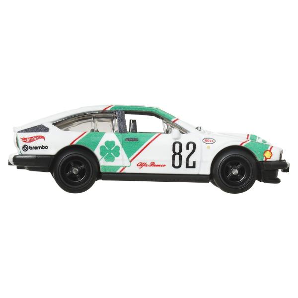 Colectia de caroserie din metal la scara 164 reproduce vehiculele preferate de fani cu anvelope reale Real Rider si grafica personalizata Fiecare model are decoratiuni speciale si ambalaje numerotate Le poti adauga pe toate in colectia ta Fiecare se vinde separat si in functie de disponibilitate Culorile si decoratiunile pot varia Acest pachet contine masinuta Alfa Romeo GTV6 30