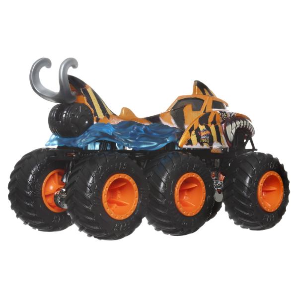 Fiecare camion turnat sub presiune surprinde cu stilul si personalitatea unui personaj sau a unei creaturi populare Monster Truck la scara 164 Porneste in aventuri cu camioanele Hot Wheels Monster Trucks Big Rigs Fiecare vehicul la scara 164 transmite personalitatea popularelor creaturi Monster Truck cu decalcomanii atragatoare pe care fanii le adora Copiii pot transporta vehicule suplimentare la scara 164 pe platforma sau cu carligul de remorcare de pe Big Rig Acest pachet contine 