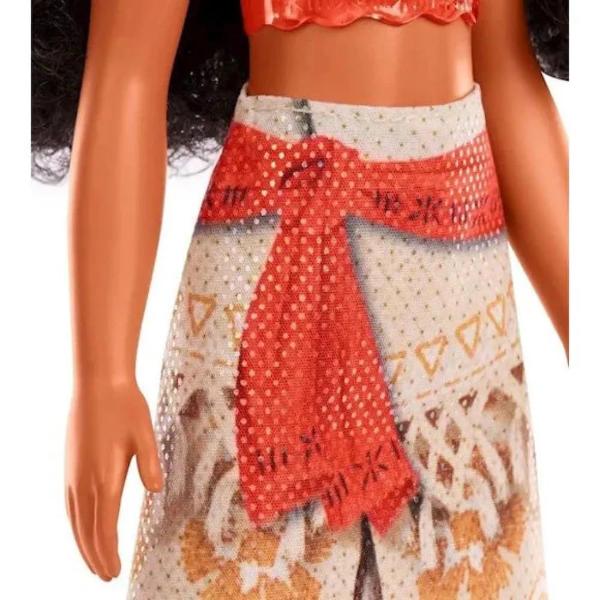 Aceasta papusa din colectia Disney Princess aduce farmecul povestilor clasice intr-o forma moderna si eleganta Modelul este realizat cu atentie la detalii avand o rochie lunga colorata si decorata cu imprimeuri inspirate din universul Disney Parul este coafat cu grija iar expresia delicata a fetei completeaza aspectul prietenos si magic al papusii Papusa este usor de manevrat fiind potrivita pentru joaca zilnica si pentru scenarii imaginative Designul robust si materialele rezistente 
