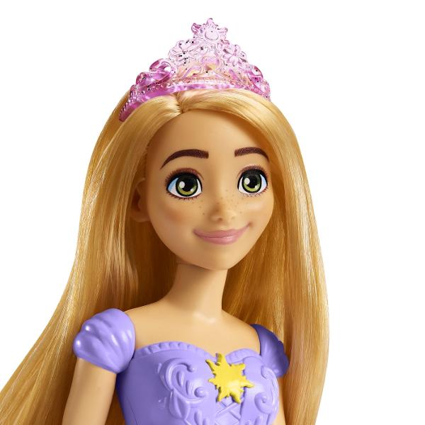 Aceasta papusa din colectia Disney Princess aduce farmecul povestilor clasice intr-o forma moderna si eleganta Modelul este realizat cu atentie la detalii avand o rochie lunga colorata si decorata cu imprimeuri inspirate din universul Disney Parul este coafat cu grija iar expresia delicata a fetei completeaza aspectul prietenos si magic al papusii Papusa este usor de manevrat fiind potrivita pentru joaca zilnica si pentru scenarii imaginative Designul robust si materialele rezistente 