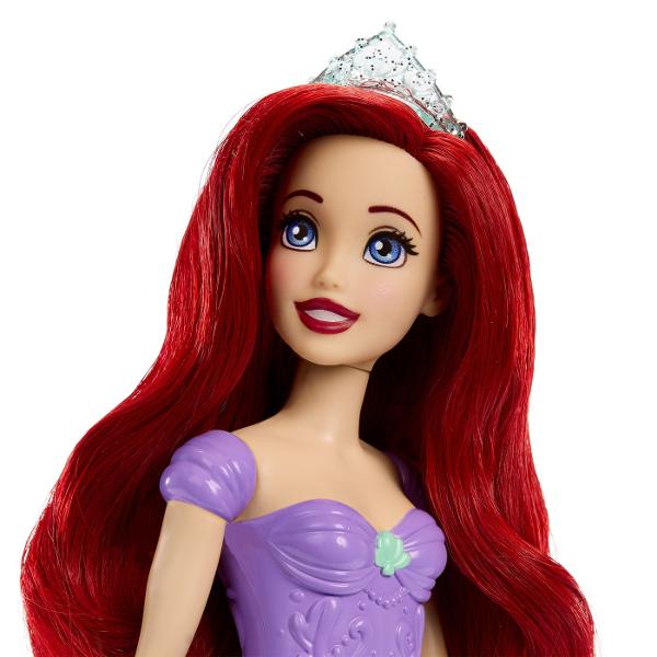 Aceasta papusa din colectia Disney Princess aduce farmecul povestilor clasice intr-o forma moderna si eleganta Modelul este realizat cu atentie la detalii avand o rochie lunga colorata si decorata cu imprimeuri inspirate din universul Disney Parul este coafat cu grija iar expresia delicata a fetei completeaza aspectul prietenos si magic al papusii Papusa este usor de manevrat fiind potrivita pentru joaca zilnica si pentru scenarii imaginative Designul robust si materialele rezistente 