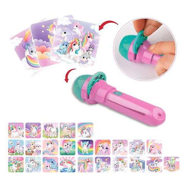 Momente magice de unicorn cu Ylvi Lanterna roz cu elemente turcoaz este de asemenea un mic proiector cu trei discuri cu imagini diferite un total de 24 de motive fantastice de unicorn Bateriile sunt incluse si pot fi Inlocuite ulterior