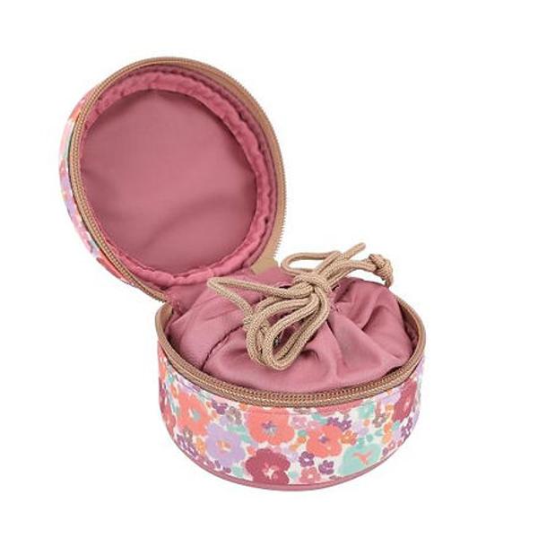 Fantastic de floral Cutia rotunda de bijuterii din noua linie de design TOPModel are un model elegant cu un cine super dragut pe partea din fata de culoarea roz Partea inferioara este confectionata din tesatura catifelata asortata la culoare cu matlasare cu diamante la moda Se inchide cu fermoar la exterior si cu cordon in interior Material 100 poliester