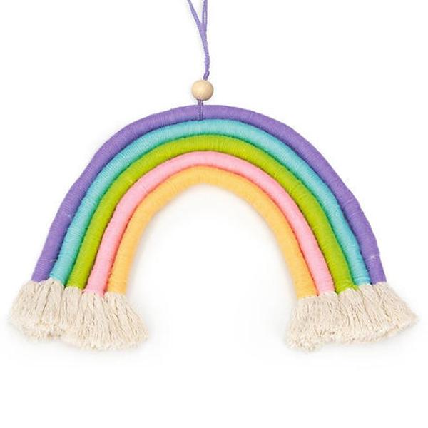 Vesel colorat si facut in casa Cu setul de macrame de la Ylvi puteti innoda un curcubeu frumos pe care sa il agatati in camera sau fereastra cu ajutorul instructiunilor clare Contine tot ce ai nevoie fire de macrame de culoare naturala 5 bile de lana in culorile galben roz verde turcoaz si violet fire de culoare naturala ac si bila de lemn