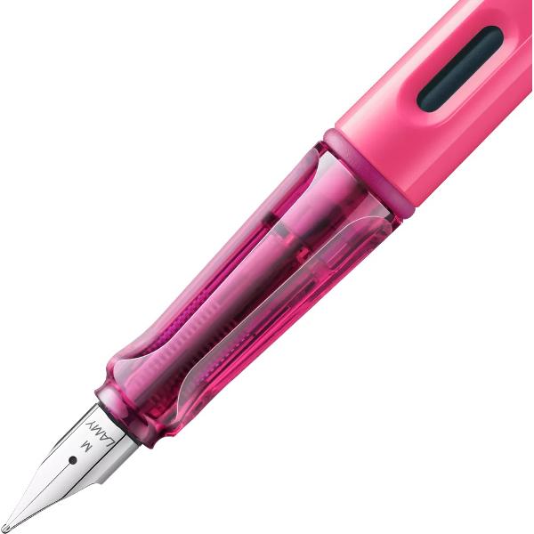 Stilou - Lamy Safari - Neon PinkCum arat&259; Stilou - Lamy Safari - Neon PinkDetalii stilou Lamy safari Pink Neonplastic ABS rezistent finisaj matpenita de otel slefuitaclip metalicgrip ergonomic