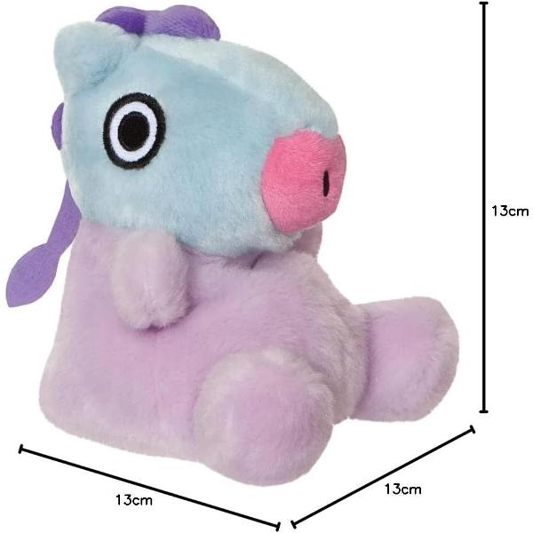 Jucarie de plus Aurora Mang Palm Pal 13cm in forma de personaj stilizat realizata din material textil moale si placut la atingere ideala pentru joaca si colectie Designul colorat in nuante pastel de mov albastru si roz este complet de detalii simpatice precum botul contrastant si ochiul mare expresiv care ii ofera un aspect jucaus si atractiv Forma compacta si textura pufoasa o fac potrivita pentru imbratisare si transport usor fiind ideala atat pentru acasa cat si pentru deplasari 