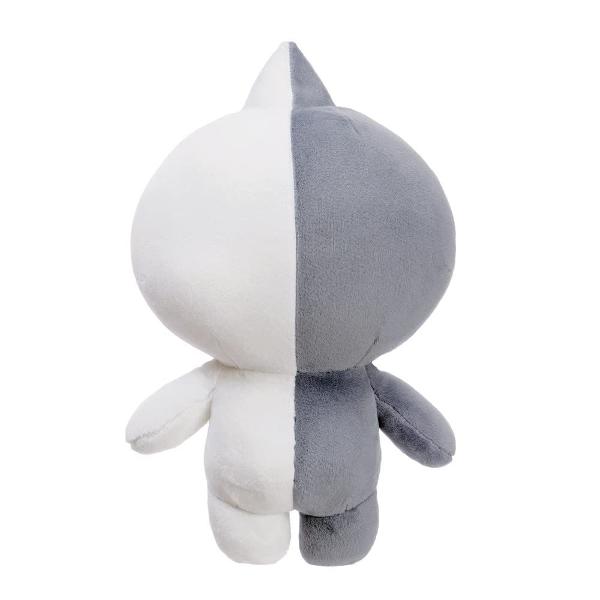 Jucarie de plus Aurora Van 26cm cu design modern si expresiv realizata din material textil moale si placut la atingere ideala pentru joaca si colectie Personajul este impartit in doua culori contrastante gri si alb cu detalii minimaliste la nivelul fetei care ii ofera un aspect unic si usor de recunoscut Forma compacta si finisajele de calitate o fac potrivita atat pentru copii cat si pentru fanii de personaje stilizate Este usor de transport si poate fi folosit atat pentru joaca 