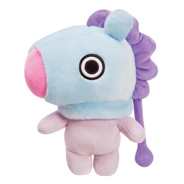 Jucarie de plus Aurora Mang 26cm in forma de personaj stilizat realizata din material textil moale si pufos placut la atingere ideala pentru joaca si colectie Designul atractiv in nuante pastel de albastru mov si roz este completat de detalii expresive precum ochiul mare si botul contrastant oferind un aspect jucaus si memorabil Elementele decorative din zona capului inspirate de o coama sau accesorii stilizate adauga un plus de originalitate si diferentiaza produsul Forma compacta 