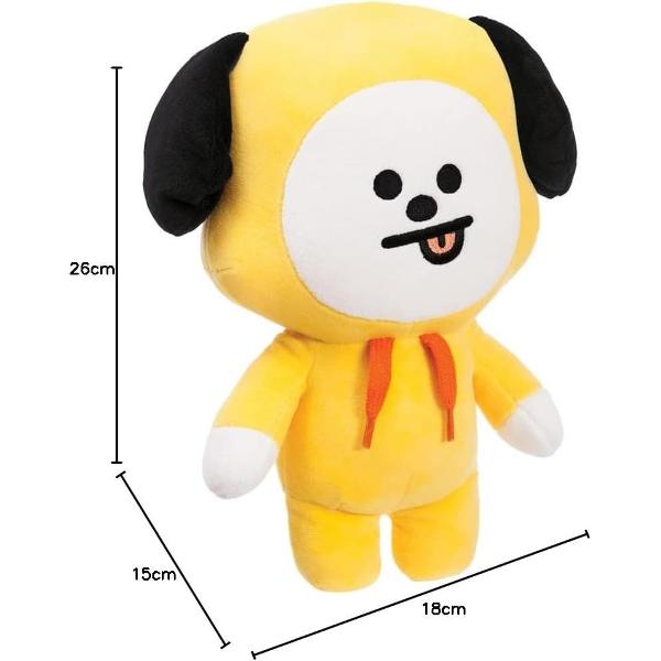 Jucarie de plus Aurora Chimmy 26cm in forma de catelus simpatic realizata din material textil moale si placut la atingere ideala pentru imbratisare si joaca zilnica Designul vesel in nuante de galben cu detalii contrastante la urechi si fata este completat de hanoracul decorativ cu snururi care ii ofera un aspect modern si atractiv Expresia jucausa cu limba scoasa adauga un plus de personalitate si farmec Dimensiunea compacta o face usor de transport fiind potrivita atat pentru acasa 