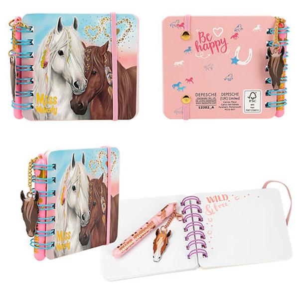 Pentru doodles ganduri si amintiri mini-caietul de la Miss Melody cu legare In spirala si banda elastica de Inchidere are un pix mic asortat cerneala albastra reumplere care nu poate fi Inlocuita cu farmec dragut cu cap de cal Caietul are cca 40 de pagini ilustrate colorat&nbsp;Pret per bucata Nu se poate alege modelul