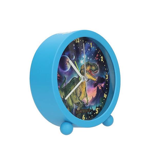 E timpul de dinozaurii Ceasul de&537;tept&259;tor rotund albastru fabricat din plastic are picioare rotunde &537;i un motiv super cool cu dinozauri cu fundal spa&539;ial pe cadran Cu lumin&259; de noapte practic&259; &537;i ace care str&259;lucesc &icirc;n &icirc;ntuneric Ceasul de&537;tept&259;tor func&539;ioneaz&259; silen&539;ios f&259;r&259; tic&259;ituri enervante De la Dino World Baterie AA 15 V inclus&259; &537;i &icirc;nlocuibil&259; Diametru aprox 11 