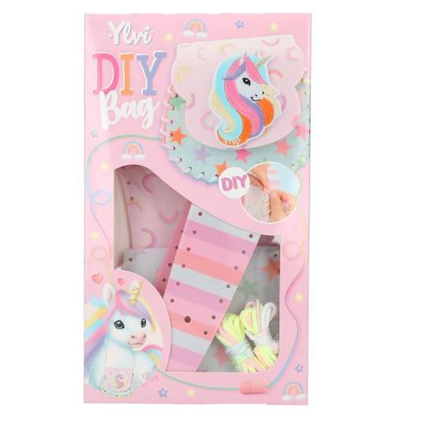 Pentru fanii creativi ai unicornilor setul DIY de la Ylvi con&539;ine tot ce ai nevoie pentru a-&539;i crea propria geant&259; prin &icirc;nf&259;&537;urare cu a&539;&259; Bine&icirc;n&539;eles cu instruc&539;iuni clare Un element care atrage aten&539;ia eticheta cu unicorn brodat&259; pe fa&539;&259;