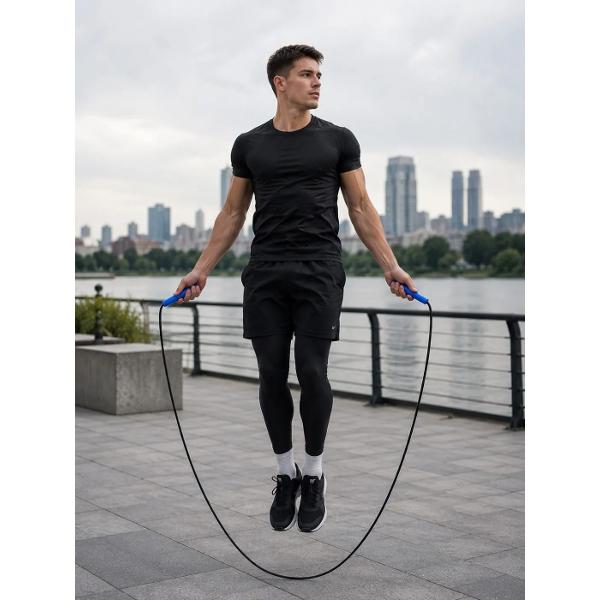 Coarda de sarit Nr 7 neagra este un accesoriu sportiv versatil potrivit atat pentru copii cat si pentru adulti Este alegerea ideala pentru activitati recreative ore de educatie fizica antrenamente cardio fitness si exercitii zilnice Datorita lungimii de 280 m coarda este confortabila pentru persoane de diferite inaltimi iar snurul rezistent cu diametrul de 50 mm ofera durabilitate si rezistenta sporita la uzura Poate fi utilizata atat in interior cat si in aer liber Exercitiile 