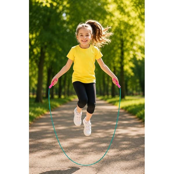 Coarda de sarit pentru copii &bdquo;Nr 6 colorata&rdquo; este un accesoriu sportiv ideal pentru joaca activa dezvoltare fizica si distractie in aer liber Sariturile cu coarda contribuie la intarirea musculaturii imbunatatirea coordonarii miscarilor echilibrului rezistentei si conditiei fizice generale a copilului Coarda are o lungime optima de 260 m fiind potrivita pentru copiii de diferite varste snurul rezistent cu un diametru de 50 mm este durabil si conceput pentru utilizare 