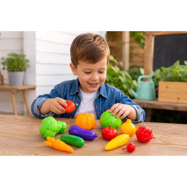 Setul &bdquoLegume&rdquo in plasa este o jucarie educativa ideala pentru jocurile de rol Copiii pot invata sa recunoasca diferite legume culorile acestora si sa creeze scenarii distractive de joaca folosind setul in bucataria de jucarie magazin sau restaurantSetul contine 11 legume din plastic morcov rosie ridiche vanata varza broccoli porumb castravete ardei ceapa si dovleac Toate piesele sunt fabricate din plastic rezistent si sigur avand dimensiuni potrivite pentru 