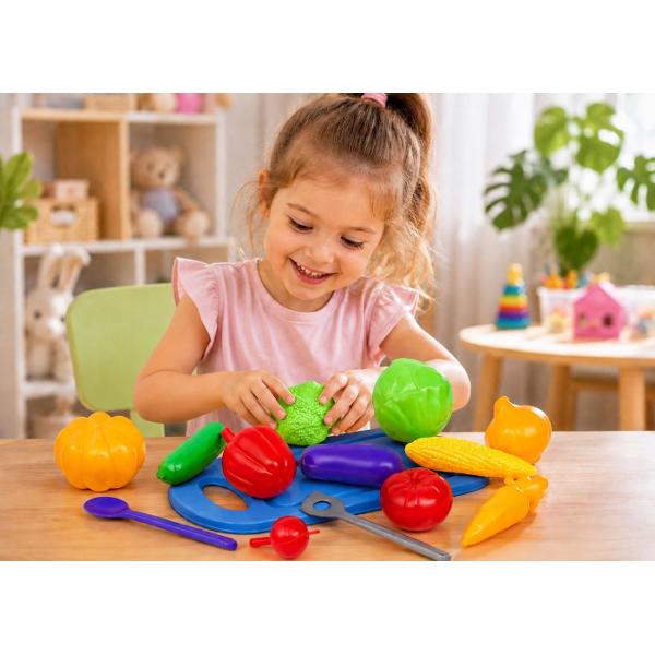 Setul colorat &bdquoPlaca de taiat cu legume&rdquo este alegerea perfecta pentru jocurile de rol ale celor mici &Icircn set sunt incluse legume din plastic viu colorate o placa de taiat un cutit si o lingura astfel incat copilul sa se poata distra jucandu-se de-a bucatarul &Icircn timpul jocului copilul invata denumirile legumelor culorile si formele acestora isi dezvolta imaginatia motricitatea fina coordonarea miscarilor si abilitatile de comunicare Setul este 