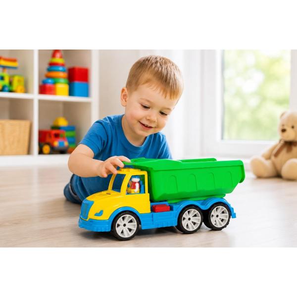 Basculanta militara &bdquoMati&rdquo este o masina de jucarie mare si rezistenta creata pentru copiii pasionati de vehicule militare Modelul este echipat cu o bena incapatoare si rabatabila ideala pentru transportul nisipului pietricelelor cuburilor si al altor jucarii oferind ore intregi de joaca distractiva Cabina deschisa permite amplasarea a doua figurine  sofer si pasager Jucaria este fabricata din plastic rezistent si sigur fiind potrivita pentru joaca acasa in curte sau 