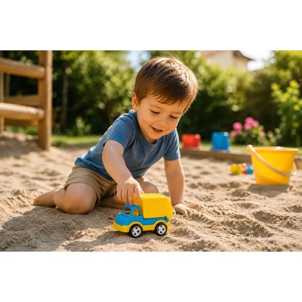 Masina de gunoi Mini Matik este o jucarie colorata si atractiva perfecta pentru copiii pasionati de vehicule speciale Designul realist si dimensiunea compacta transforma fiecare joaca intr-o experienta distractiva ajutand copilul sa descopere rolul utilajelor de salubrizare Fabricata din plastic rezistent si sigur masinuta este usor de manevrat si potrivita pentru joaca acasa in curte sau in nisip Caracteristici tip masina de gunoi culoare albastru si galben dimensiuni 65 