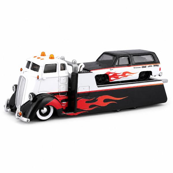 Set Elite Transport Camion Transportator si Masinuta Metalica scara 1 la 64 conceput pentru colectionari si pasionatii de vehicule clasice dar si pentru copii care apreciaza jocul realist Include un camion de tractare si un autoturism ambele realizate din metal cu elemente din plastic pentru un echilibru optim intre rezistenta si detaliu Modelul impresioneaza prin finisaje atent realizate detalii autentice si elemente functionale care reproduc fidel scenarii reale de transport si 