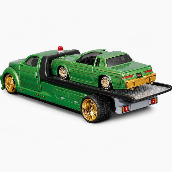 Set Elite Transport Camion Transportator si Masinuta Metalica scara 1 la 64 conceput pentru colectionari si pasionatii de vehicule clasice dar si pentru copii care apreciaza jocul realist Include un camion de tractare si un autoturism ambele realizate din metal cu elemente din plastic pentru un echilibru optim intre rezistenta si detaliu Modelul impresioneaza prin finisaje atent realizate detalii autentice si elemente functionale care reproduc fidel scenarii reale de transport si 