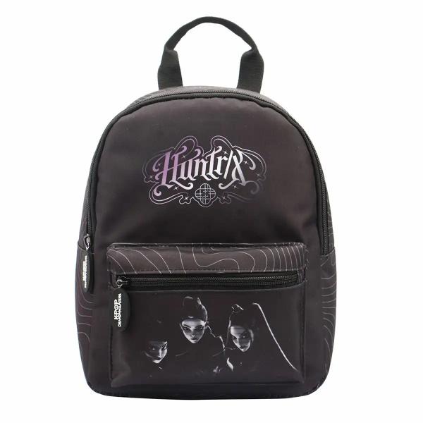 Ghiozdan mini de 11 inch cu design inspirat de K-Pop Demon Hunters Ideal pentru articole personale sau de birou acest ghiozdan combina stilul cu functionalitateaCaracteristici1 compartiment principal1 buzunar frontalBuzunar interior cu fermoarBretele de umar reglabileManer pentru transportPartea frontala captusita cu spumaCheite ergonomice pentru 