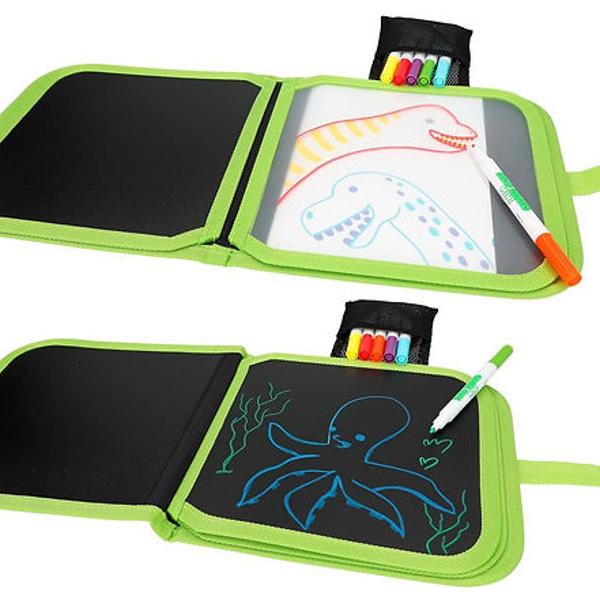 Distractie de colorat cu Dino-ul din nou si din nou In cartea de colorat textila de la Dino World micii fani dinozauri pot picta creativ pe patru pagini negre si pot urmari unul dintre sabloanele dragute pe o pagina transparenta Dupa ce s-au terminat pur si simplu stergeti cu un servetel umed Inclus 6 creioane colorate intr-o punga cusuta