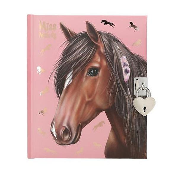 Pentru ganduri si urari secrete jurnalul domnisoarei Melody cu lacat de inima argintie are 192 de pagini fine frumos ilustrate si doua foi de autocolante colorate de Infrumusetat In nuante calde de roz si maro si cu motive si modele de cai de vis