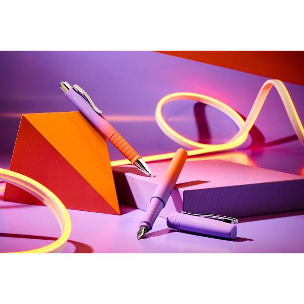 Stilou Faber-Castell cu un gradient elegant de culoare care trece u&537;or de la violet la portocaliu coral cre&acirc;nd un accesoriu atractiv din punct de vedere vizual pentru studen&539;i profesioni&537;ti &537;i pasiona&539;i de scrisEchipat cu penita&nbsp;din o&539;el 