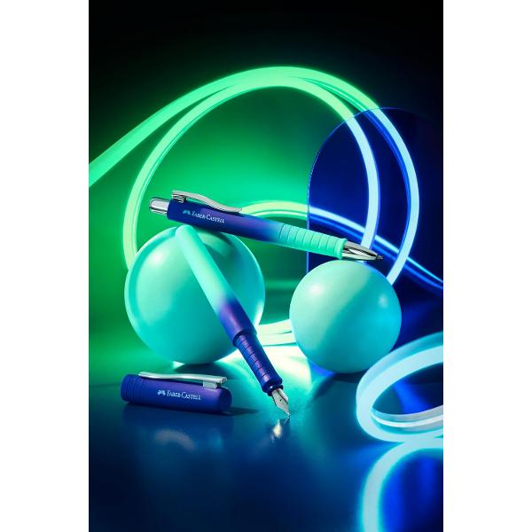 Stilou Faber-Castell cu un gradient elegant de culoare care trece u&537;or de la albastru intens la verde-ment&259; combin&acirc;nd func&539;ionalitatea cu un stil modern &537;i atr&259;g&259;torEchipat cu&nbsp;penita din o&539;el de 1 mm ofer&259; un flux constant 