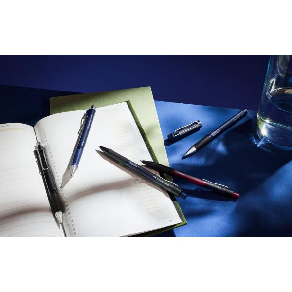 Pix cu mecanism albastru M Beyond Faber-Castell Design ergonomic Zona de prindere cauciucata pentru confort la scris Rezerva x-soft M pentru scriere uniforma Cerneala cu uscare rapida rezistenta la documente Clips metalic durabil Realizat din 66 plastic reciclat Reincarcabil cu rezerva standard de capacitate mare Culoare cerneala albastru