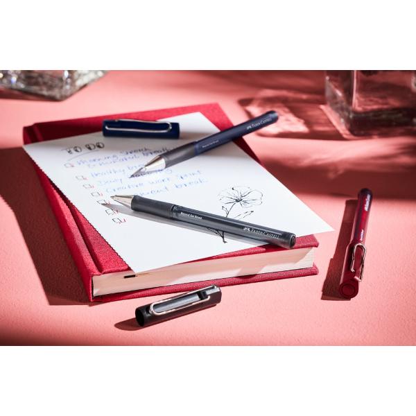 Pix cu gel 1mm Beyond Faber-Castell Zona de prindere cauciucata pentru scriere confortabila Corp transparent pentru verificarea rapida a nivelului de cerneala Varf de 1mm cu linia de scriere de 06mm Cerneala de culoare albastra rezistenta la documente Clips metalic durabil si flexibil Realizat din 74 plastic reciclat Reincarcabil