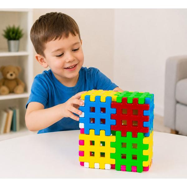 Setul pentru copii &bdquoConstructor Puzzle Nr 3&rdquo este un constructor colorat alcatuit din 16 piese mari conceput pentru a dezvolta creativitatea gandirea logica si imaginatia copilului Datorita formei originale a pieselor cei mici pot construi cuburi casute turnuri garduri figuri geometrice si numeroase alte modele tridimensionale Joaca cu acest constructor contribuie la dezvoltarea motricitatii fine coordonarii miscarilor atentiei rabdarii si creativitatii 