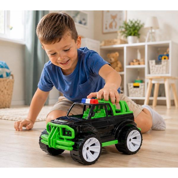 Jeepul de jucarie pentru copii este potrivit pentru jocuri active atat in interior cat si in exterior Datorita dimensiunii sale generoase si rotilor mari masinuta poate fi folosita cu usurinta pe diferite suprafete in curte in parc in nisipar sau acasa Modelul are un design atractiv inspirat de un vehicul de teren cu caroserie rezistenta bara de protectie roti stabile si elemente decorative pe acoperis Forma masinutei este adaptata pentru mainile copiilor fiind usor de impins 