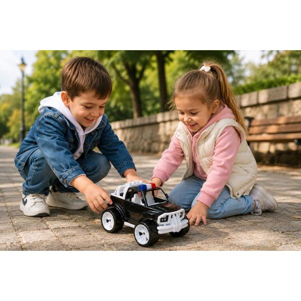 Jeepul de jucarie pentru copii este potrivit pentru jocuri active atat in interior cat si in exterior Datorita dimensiunii sale generoase si rotilor mari masinuta poate fi folosita cu usurinta pe diferite suprafete in curte in parc in nisipar sau acasa Modelul are un design atractiv inspirat de un vehicul de teren cu caroserie rezistenta bara de protectie roti stabile si elemente decorative pe acoperis Forma masinutei este adaptata pentru mainile copiilor fiind usor de impins 