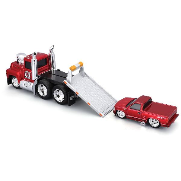 Set Muscle Transports Camion Si Masinuta Metalica Scara 1 la 64 de colectie conceput pentru pasionatii de vehicule clasice si pentru copii care apreciaza jocul realist Produsul include un camion transportor si un vehicul incarcat ambele fabricate din metal cu detalii din plastic oferind rezistenta si un aspect autentic Designul este inspirat din modele auto clasice cu finisaje atent lucrate elemente grafice vintage si roti functionale care permis rularea usoara Setul reproduce fidel 