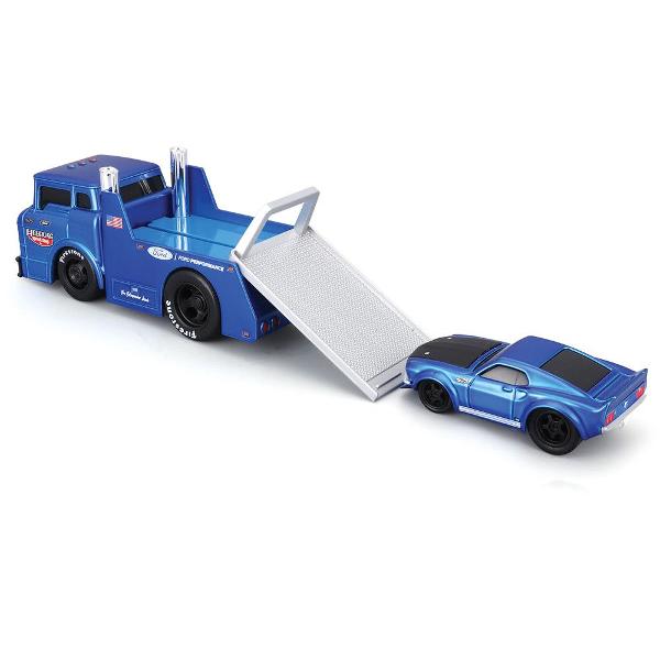 Set Muscle Transports Camion Si Masinuta Metalica Scara 1 la 64 de colectie conceput pentru pasionatii de vehicule clasice si pentru copii care apreciaza jocul realist Produsul include un camion transportor si un vehicul incarcat ambele fabricate din metal cu detalii din plastic oferind rezistenta si un aspect autentic Designul este inspirat din modele auto clasice cu finisaje atent lucrate elemente grafice vintage si roti functionale care permis rularea usoara Setul reproduce fidel 