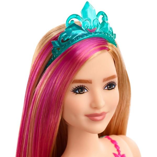 Papusile printesa de la Barbie Dreamtopia aduc visuri de basm in aspect fantastic cu atingeri colorateAceasta papusa printesa Barbie este imbracata pentru o ocazie regala intr-un corset albastru stralucitor si fusta vibranta cu imprimeu curcubeu O dunga roz in parul ei blond adauga un strop de culoare iar o tiara stralucitoare isi completeaza aspectul fantasticEste usor sa joci visuri reale si imaginate cu papusa printesei Barbie deoarece cand intri in Dreamtopia te trezesti intr-o 