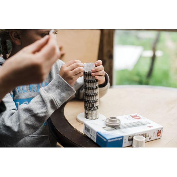 Creeaza constructii 3D deosebite cu puzzle-urile 3D de la Ravensburger Descopera modul tridimensional de asamblare a puzzle-urilor realizate dintr-un material plastic rigid care permite mentinerea constructiei fara utilizarea adezivului Obiectele asamblate nu se desfac iar piesele se fixeaza ferm intre ele Pe partea interioara a fiecarei piese este imprimat un numar datorita caruia asamblam sfera in ordinea elementelor Materialul folosit pentru producerea pieselor este usor de curatat  
