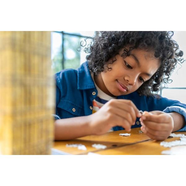 Creeaza constructii 3D deosebite cu puzzle-urile 3D de la Ravensburger Descopera modul tridimensional de asamblare a puzzle-urilor realizate dintr-un material plastic rigid care permite mentinerea constructiei fara utilizarea adezivului Obiectele asamblate nu se desfac iar piesele se fixeaza ferm intre ele Pe partea interioara a fiecarei piese este imprimat un numar datorita caruia asamblam sfera in ordinea elementelor Materialul folosit pentru producerea pieselor este usor de curatat  