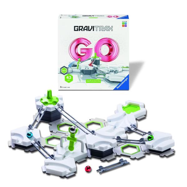 GraviTrax Impulsion primul pas ideal in lumea pistelor cu bile Este un set de baza compact conceput pentru cei care abia incep sa descopere sistemul GraviTrax Contine tot ce este necesar pentru a incepe imediat sa construiesti trasee simple creative si pline de dinamism pentru bile Elementul de actiune Hammer adauga energie intregului set si face ca traseele sa devina si mai captivante Datorita planurilor de constructie incluse si sarcinilor suplimentare se pot invata rapid bazele 
