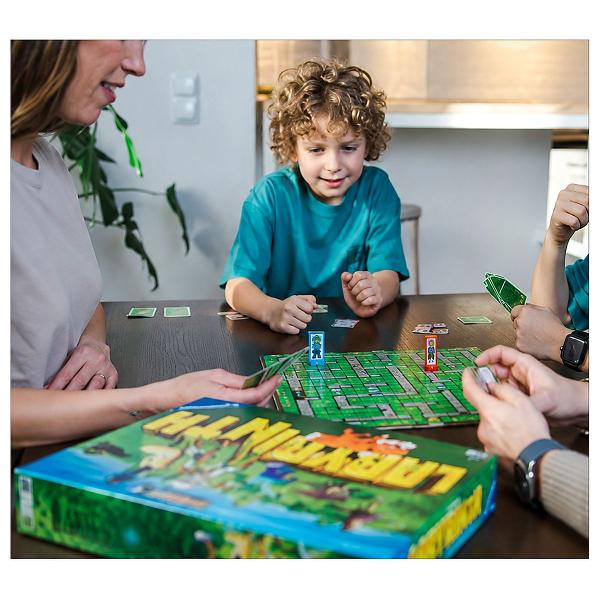 Jocul Labirint Minecraft o aventura pixelata intr&8209;un labirint nebun Este un joc de familie plin de emotie in care jucatorii strabat coridoare aflate in continua schimbare proiectate in stilul celebrului joc video In acest labirint care se misca neincetat nimic nu ramane la locul sau asa ca participantii trebuie sa manevreze inteligent placile pentru a crea noi cai a explora lumea si a ajunge la personajele si obiectele ascunse Fiecare tura schimba configuratia plansei deschizand 