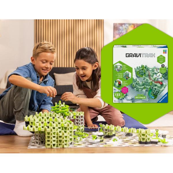 GraviTrax Skytrax noi inaltimi noi trucuri si posibilitati nelimitate de constructie Acest set inovator aduce in lumea constructiilor cu bile o noua dimensiune a distractiei Datorita placilor special concepute Skytrax bilele pot cadea prin elemente pot fi capturate si apoi conectate in poduri spectaculoase Sistemul permite construirea unor structuri mai inalte mai dinamice si mai creative in care bilele aluneca se rotesc si accelereaza in jurul unor turnuri impresionante Skytrax 