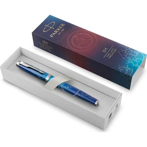 Pixul roller PARKER IM Submerge CT este inspirat de apele vaste &537;i necunoscute ale ad&acirc;ncurilor oceanului Are un capac &537;i un corp &icirc;n dou&259; nuan&539;e de albastru cu un model texturat care aminte&537;te de explorarea ad&acirc;ncurilor Este compatibil cu cernelurile roller QUINK necesare pentru a crea semne impresionante cu fiecare scris