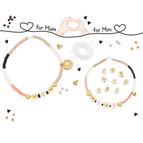 Bratari pentru mama si fetita Setul creativ DIY al Printesei Mimi include margele In doua dimensiuni crem roz nud auriu si negru precumssi patru margele de inima aurie si doua placi cu pandantiv de inima Plus 207 margele cu litere si 2 metri de panglica elastica Cu instructiuni clare si ambalat Intr-o cutie frumoasa de carton cu fereastra de vizualizare