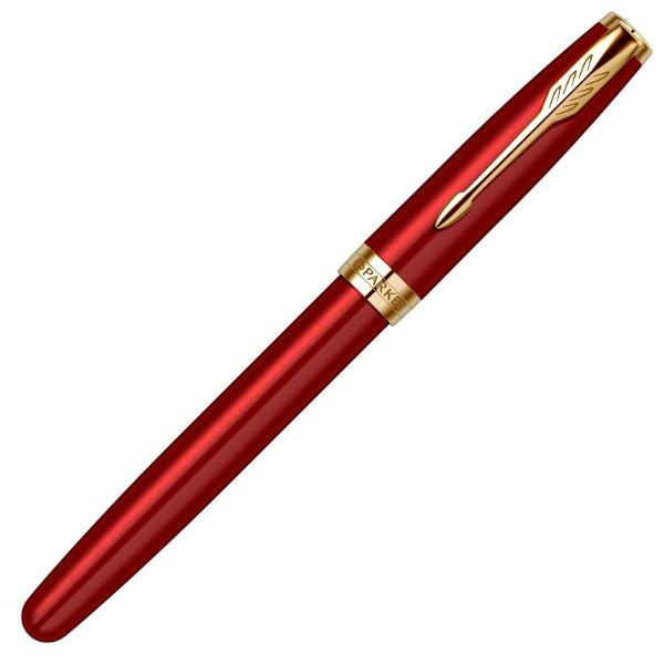 Stilou Sonnet Royal Red Lacquer GT 18K Parker&nbsp;Corp si capac din alama lacuit cu multiple straturi de lac rosu luciosCapacul se inchide prin apasarePenita din aur masiv de 18K placata cu aur de 23K prin tehnologie PVD Physical Vapor Deposition Systems avand in varf pastila de iridiu Stiloul functioneaza atat cu cartuse cat si cu convertorAccesorii din alama placate cu aur de 23K prin tehnologie PVDClip din otel 