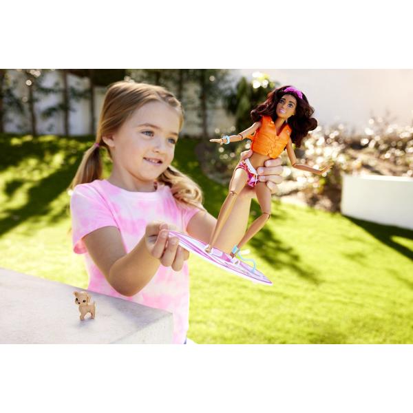 Sa inceapa distractia pe apa Copiii se pot juca cea mai buna zi pe plaja cu aceasta papusa Barbie Ea vine cu o placa de surf un catelus si accesorii realiste de distractie la plajaPlaca de surf cu imprimeu groovy tine papusa in loc cu cleme pentru picioare si o curea de glezna in timp ce ea calatoreste pe valuriPapusa Barbie poarta o tinuta sportiva de inot cu bentita si vine la pachet impreuna cu un catel jucausEa este super entuziasmata de distractie la soare cu un corp care permite 