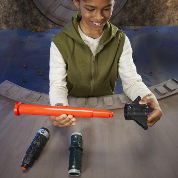 Copiii isi pot imagina propriile dueluri de rol cu sabiile laser Lightsaber Forge cu lame extensibile inspirate din Galaxia Star Wars Copiii cu varsta de 4 ani si peste pot crea o sabie laser si isi pot imagina batalii cu jucarii de rol personalizabile inspirate de armele Jedi si Sith din Galaxia Star Wars Foloseste lama capacul husa si miezul incluse pentru a crea o sabie laser si imagineaza-ti cum valorifica puterea Fortei in timp ce lupta in dueluri cu sabii laser Si cu piese 