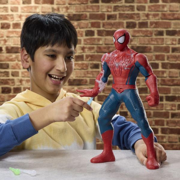 Setul Spider Man Incarcare de Putere aduce actiunea inspirata din universul Marvel direct in joaca celor mici printr-o figurina Spider Man de dimensiuni mari de aproximativ 365 cm Figurina are un design detaliat cu elemente inspirate de costumul eroului si functii interactive care transforma fiecare aventura intr-o experienta dinamica Setul include accesorii speciale pentru activarea diferitelor efecte de putere permitand copiilor sa recreeze scene spectaculoase si propriile misiuni de 