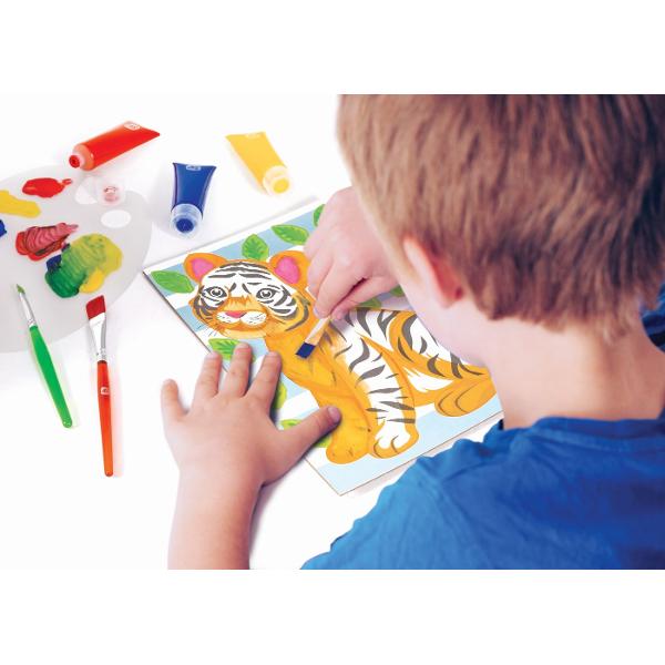 Mega Art Studio 5 in 1 este un set creativ complet ideal pentru copiii pasionati de desen si pictura oferind tot ce au nevoie pentru a-si dezvolta imaginatia si talentul artistic Setul include un seulet tip valiza usor de transport si depozitat 3 tehnici de pictura diferite si aproximativ 60 de accesorii pentru realizarea propriilor opere de arta In interior vei gasi pensule acuarele culorile creioane ghid ilustrat de pictura si roata educationala a culorilor elemente care ii ajuta pe 